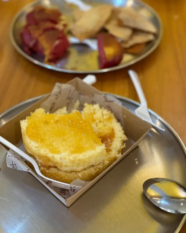 다양한 빵들이 진열되어 있는 모습