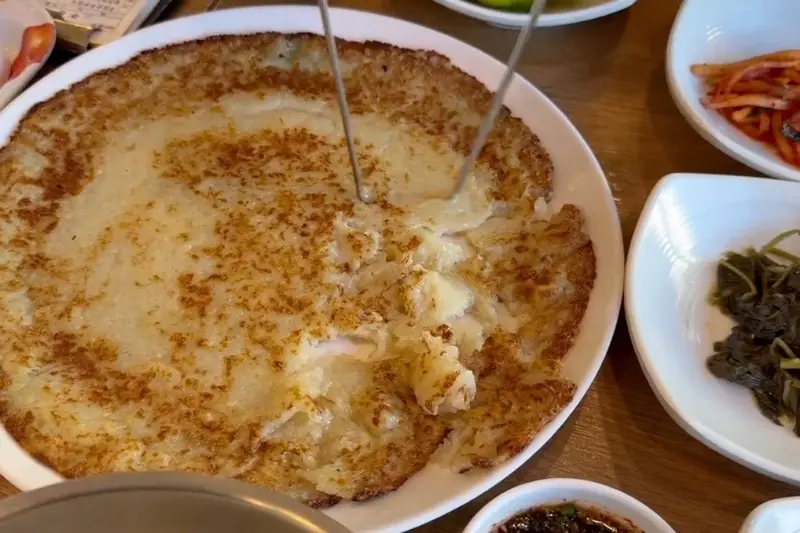 노릇하게 구워진 감자전