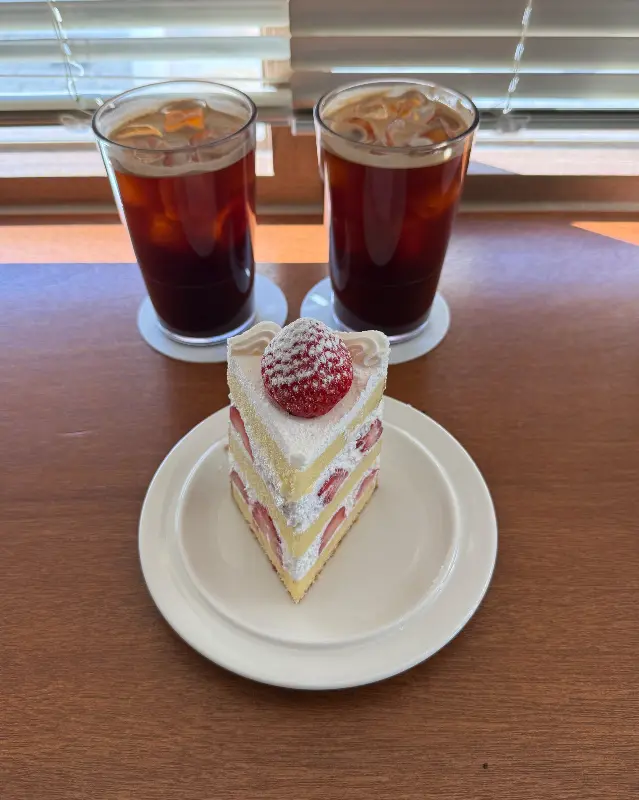 딸기 케이크와 아이스 아메리카노