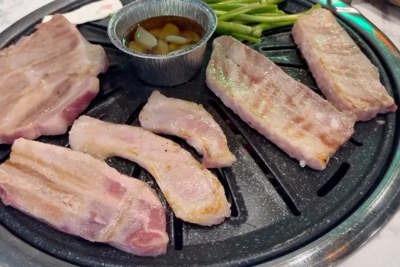 불판 위에서 익어가는 삼겹살