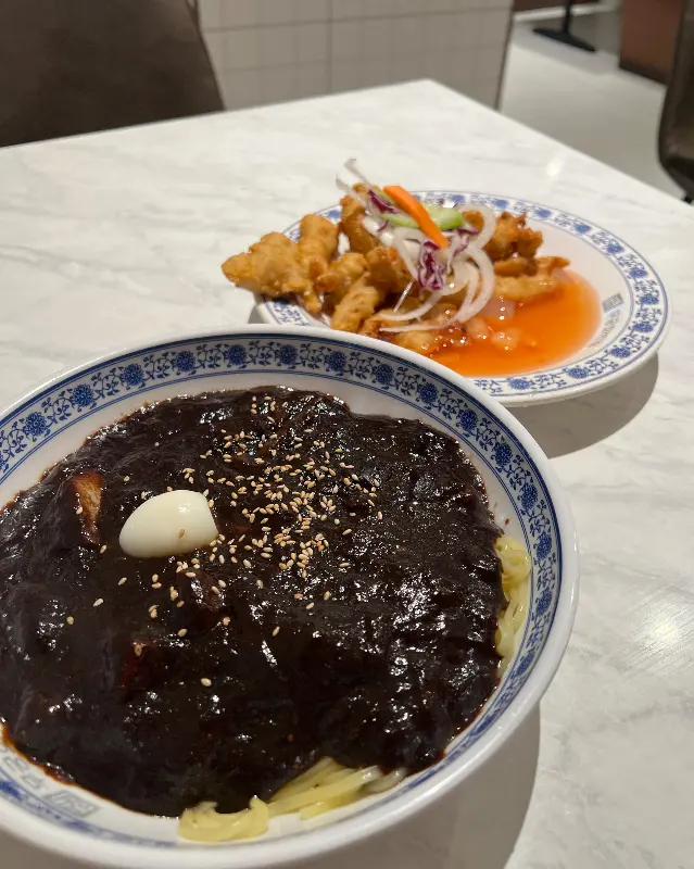 짜장면과 탕수육이 함께 놓인 테이블