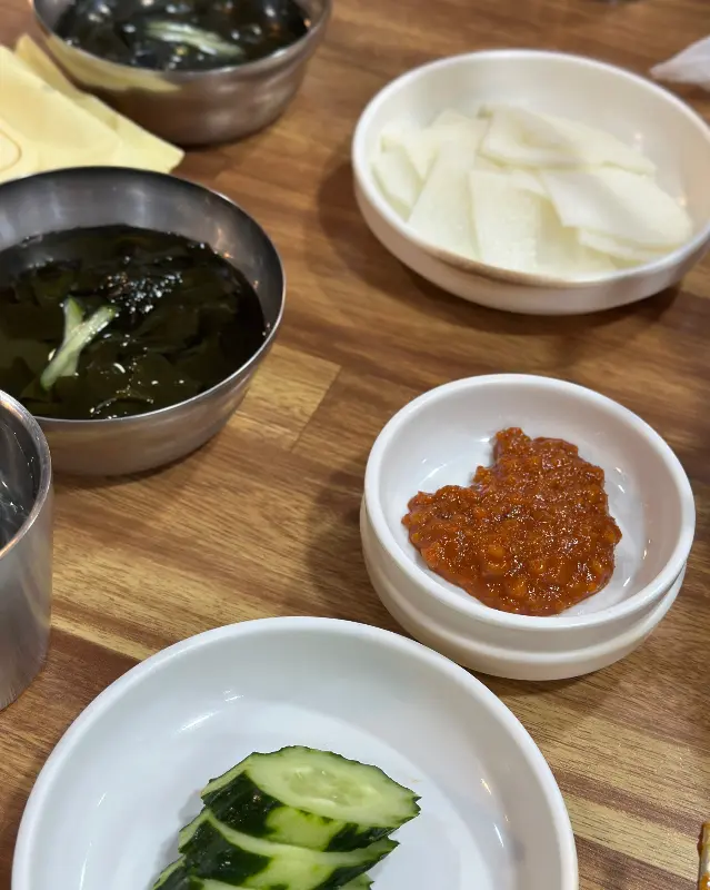 닭갈비와 함께 나오는 반찬들