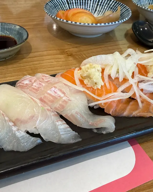 윤기가 흐르는 상무초밥의 자부심 모듬 초밥