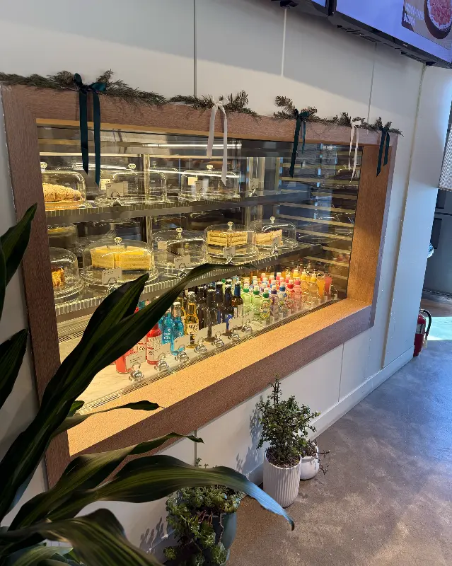 다양한 디저트가 진열된 쇼케이스