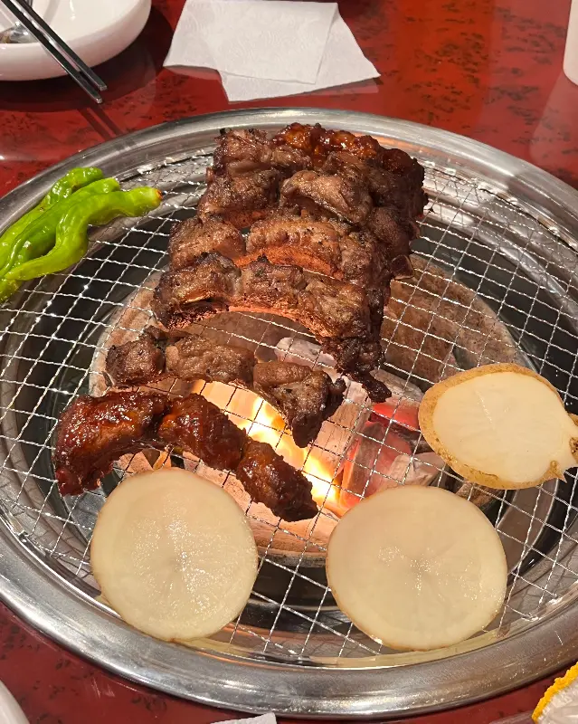 불판 위에서 맛있게 구워지는 쪽갈비