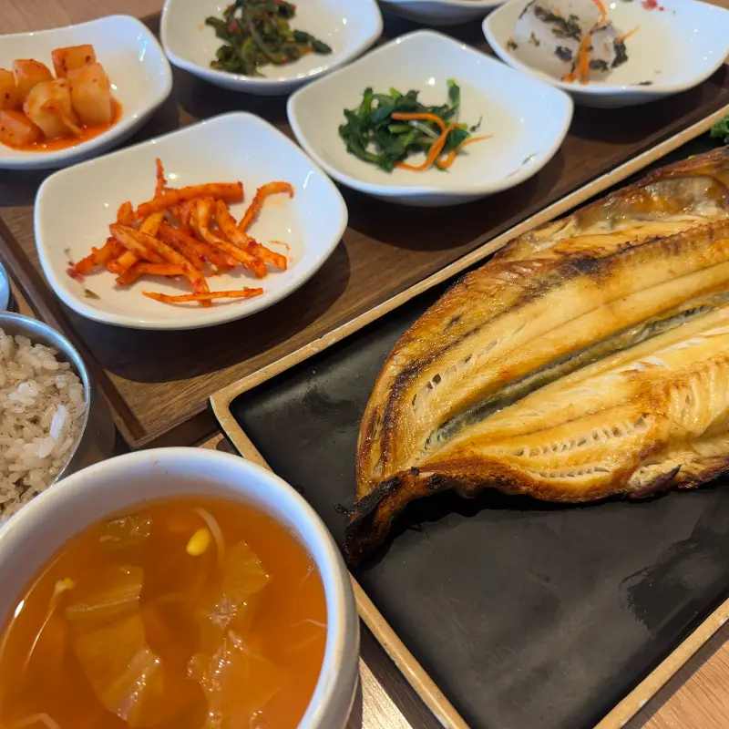 생선구이와 다양한 밑반찬이 함께 있는 항공샷