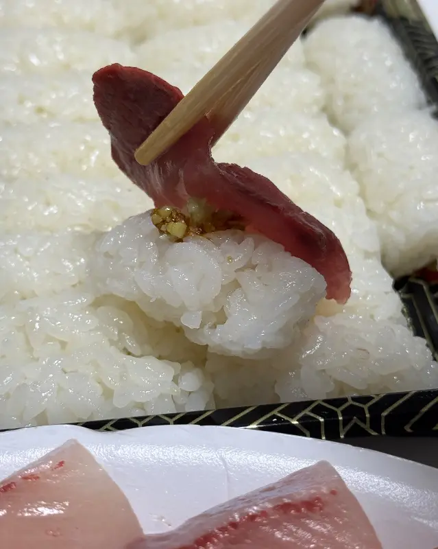 초밥 위에 올려진 방어회의 윤기가 식욕을 자극하는 모습