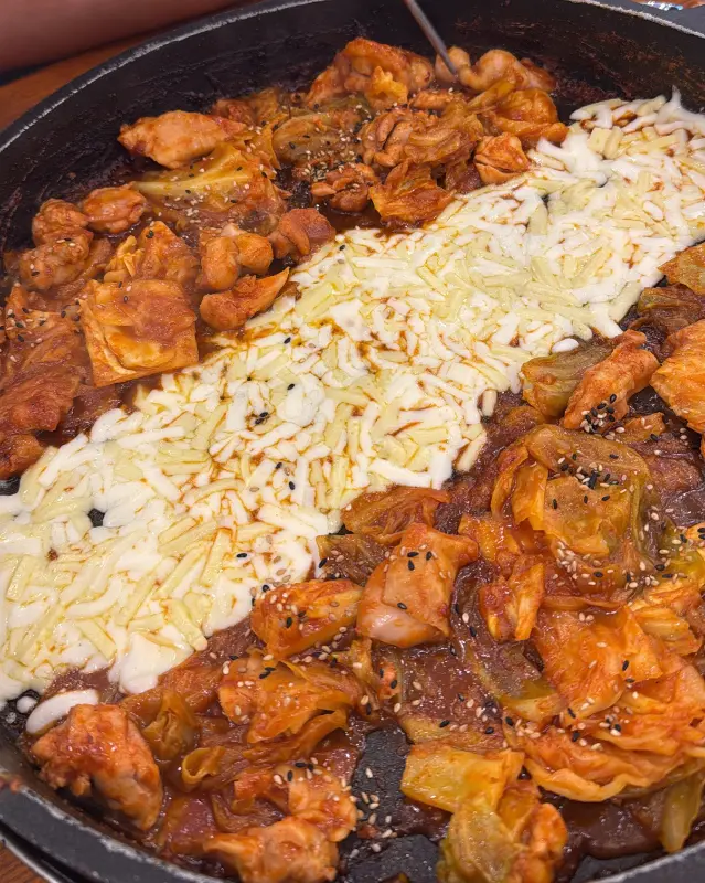 닭갈비와 모짜렐라 치즈의 환상적인 조화