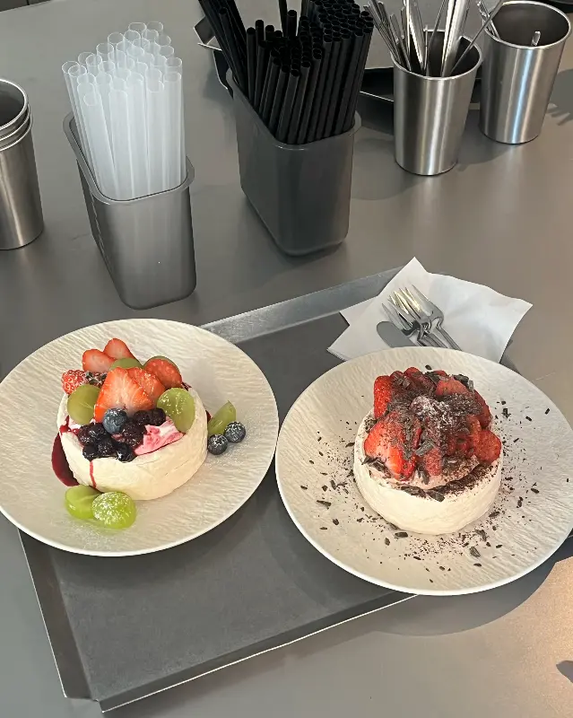 테이블 위에 놓인 파블로바 디저트