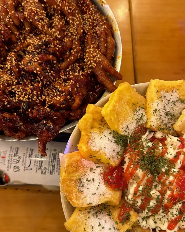 매콤한 국물 닭발과 푸짐한 계란 토스트