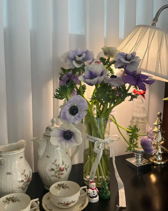 테이블 위에 놓인 꽃 장식