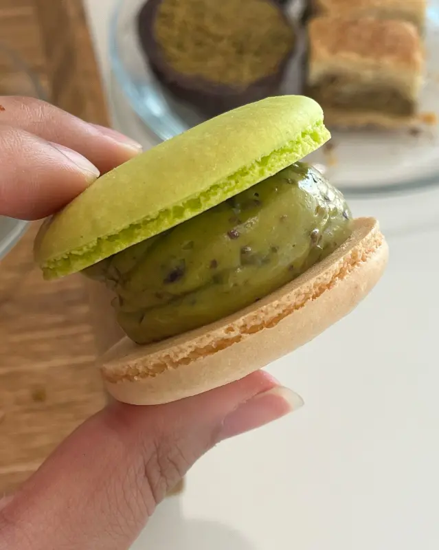 피스타치오 마카롱의 단면