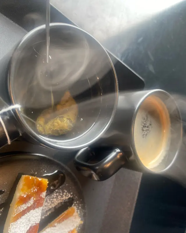 세련된 분위기의 카페 내부