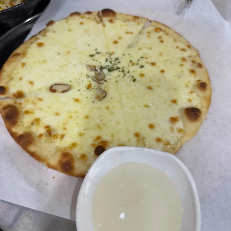 고소한 꿀에 찍어먹는 고르곤졸라 피자