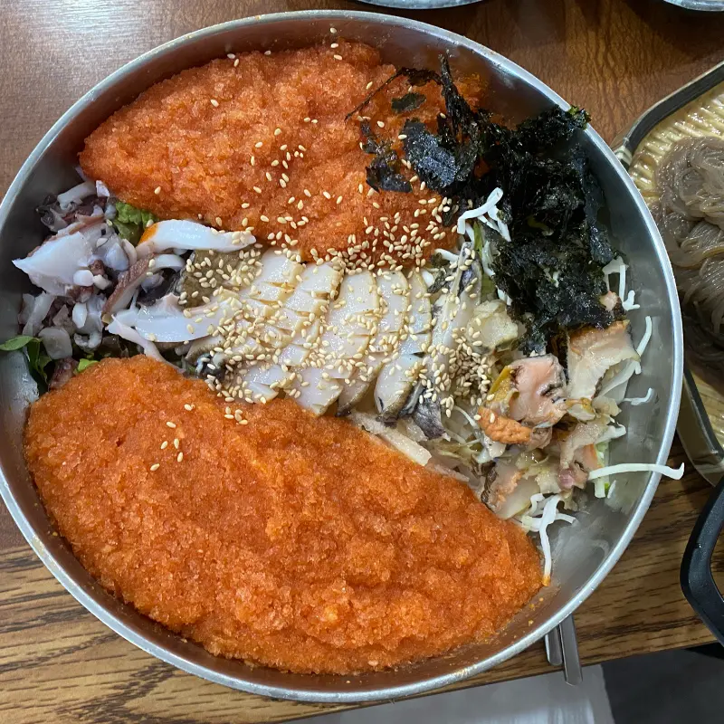 신선한 해산물이 듬뿍 들어간 회덮밥