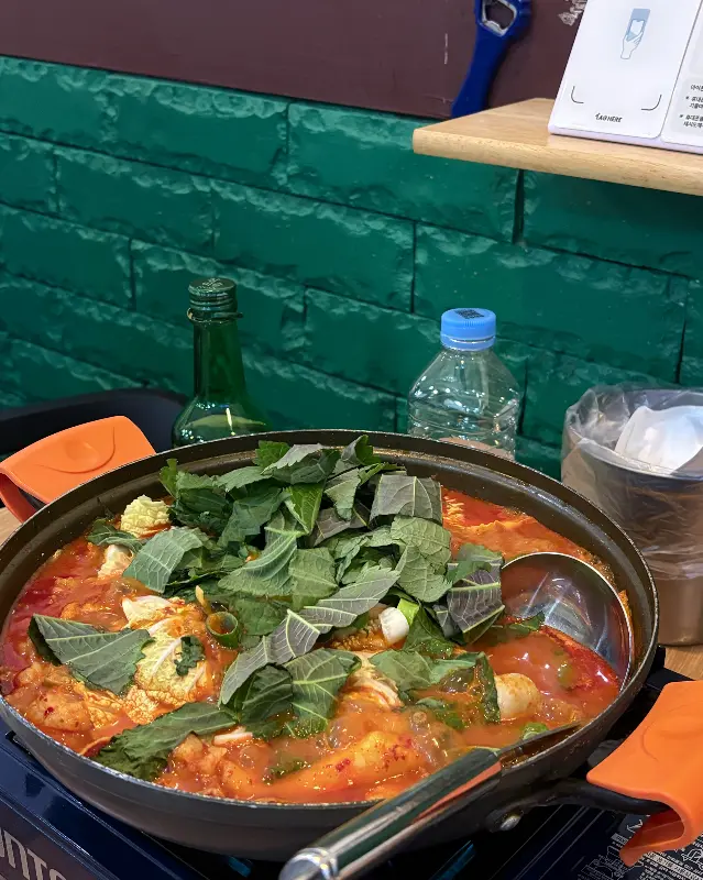 곱도리탕과 함께 놓인 물병과 컵