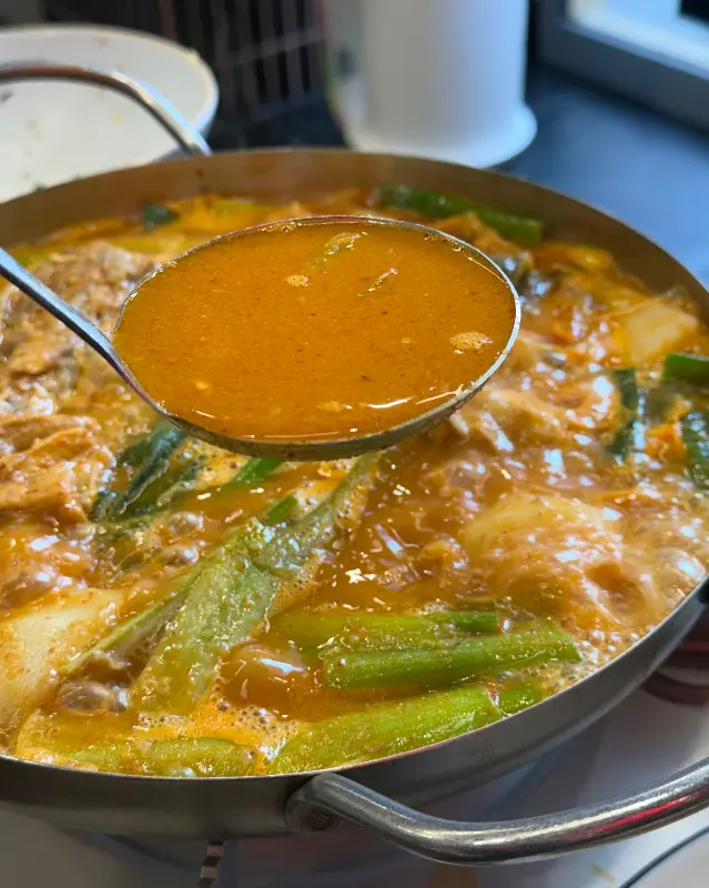 진하고 깊은 맛의 감자탕 국물