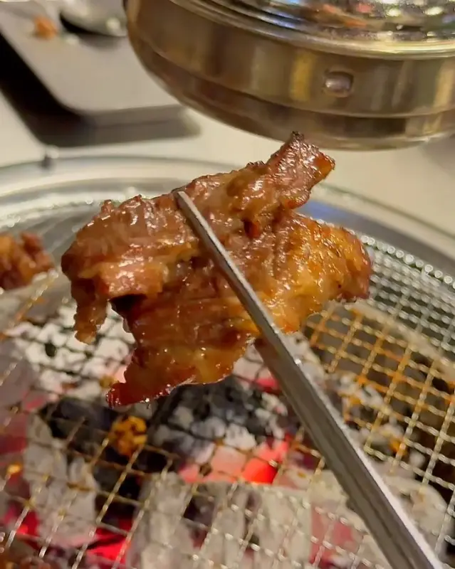 집게로 들어올린 양념 포갈비