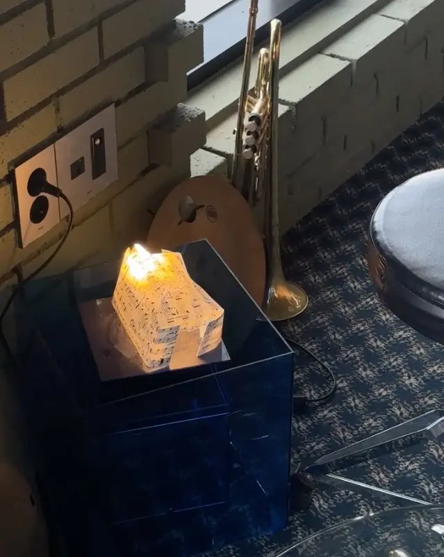 트럼펫과 조명을 활용한 감각적인 인테리어