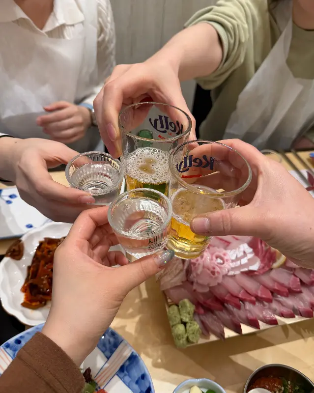 술잔을 기울이며 즐거운 시간을 보내는 사람들