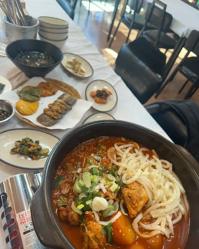 푸짐한 한 상 차림, 닭볶음탕과 다양한 밑반찬들