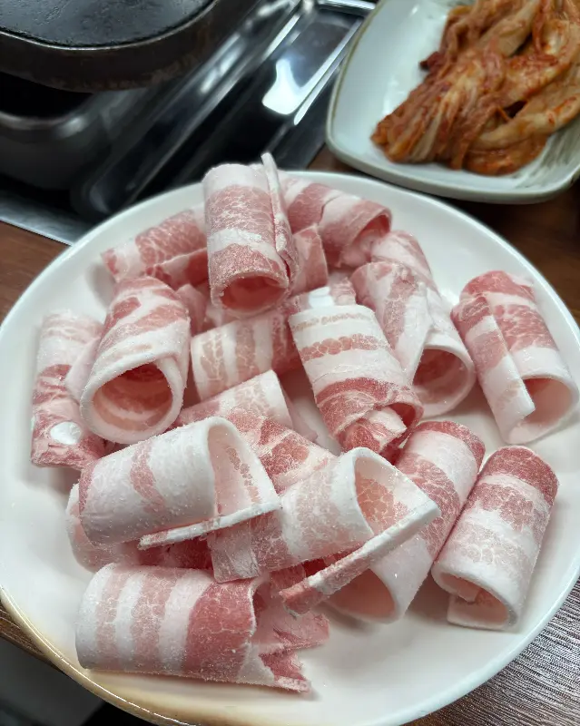 돌돌 말린 대패 삼겹살