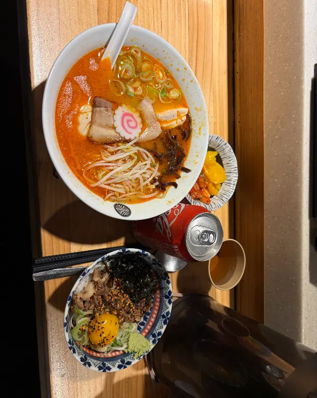 얼큰한 라멘과 덮밥
