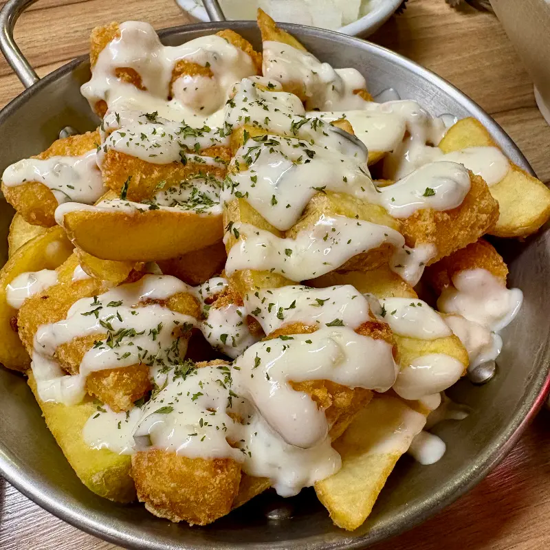 나리치킨의 의성마늘간장치킨과 감자튀김