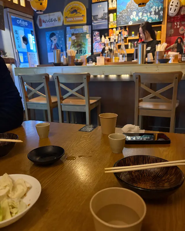 따뜻한 분위기의 테이블 세팅