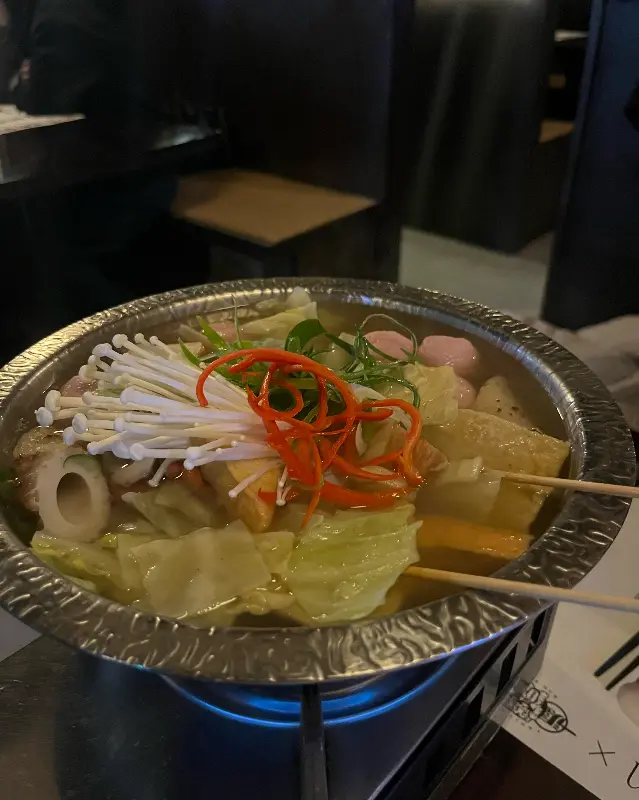 테이블 위에서 따뜻하게 끓고 있는 스지 오뎅탕 사진