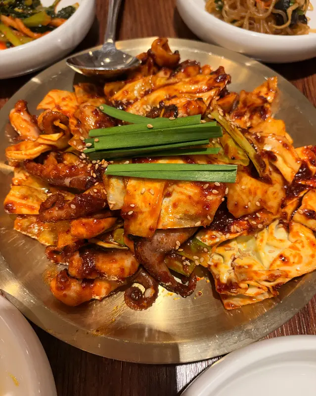 매콤한 양념과 신선한 재료가 어우러진 쭈꾸미 볶음