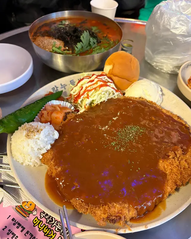 돈까스와 칼국수의 환상적인 조합