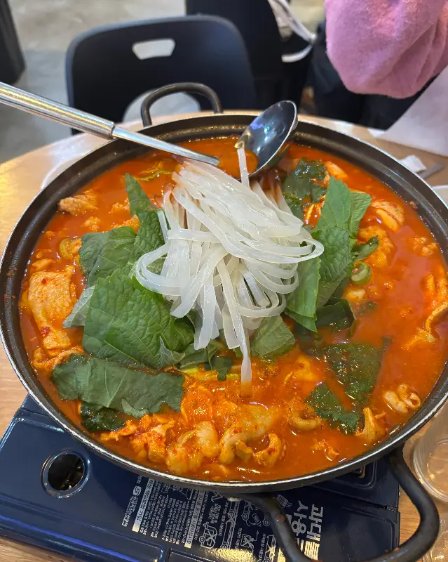 곱도리탕에 쫄깃한 면사리가 올려진 모습