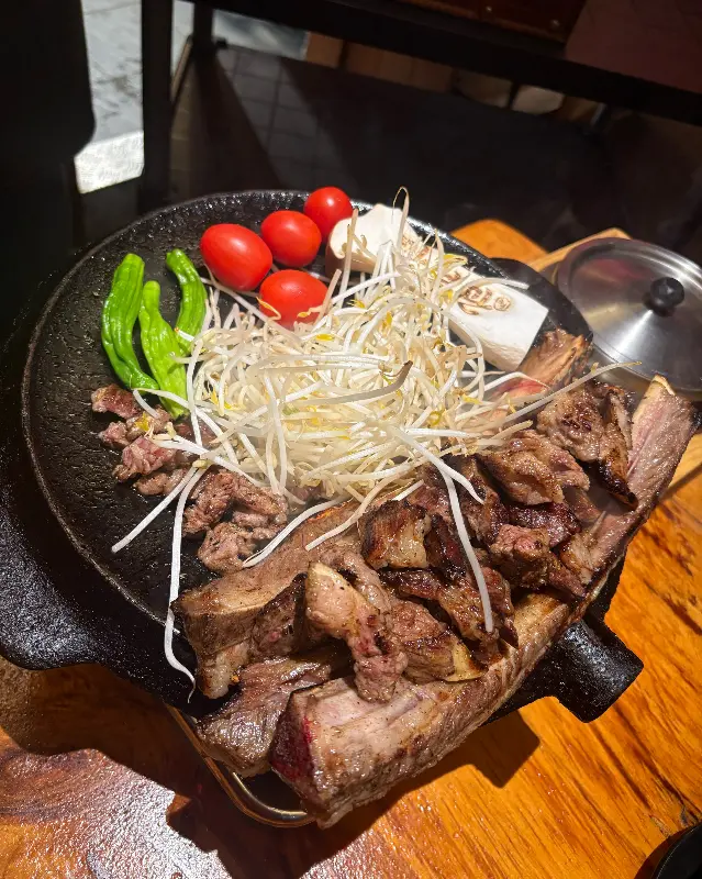 다양한 곁들임 메뉴와 함께 즐기는 우대갈비