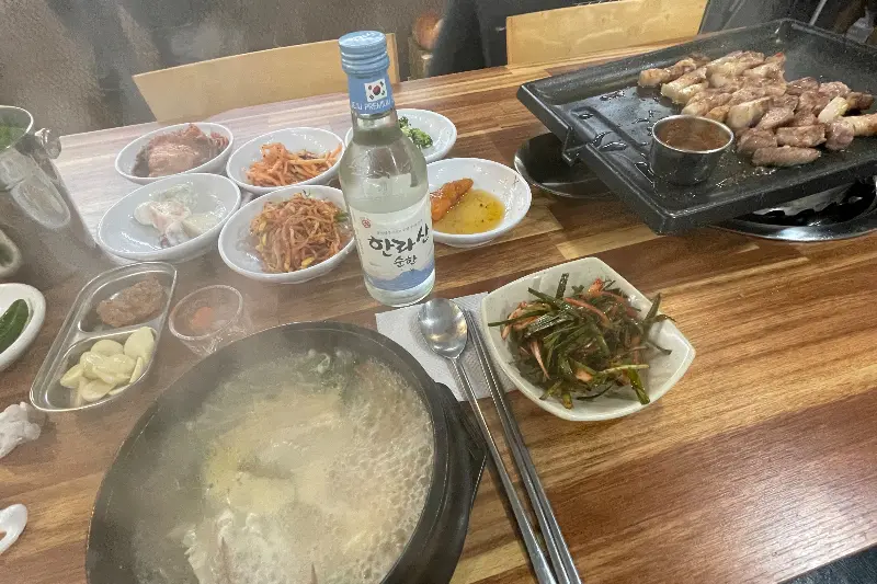 다양한 밑반찬과 함께 차려진 흑돼지 오겹살 한 상