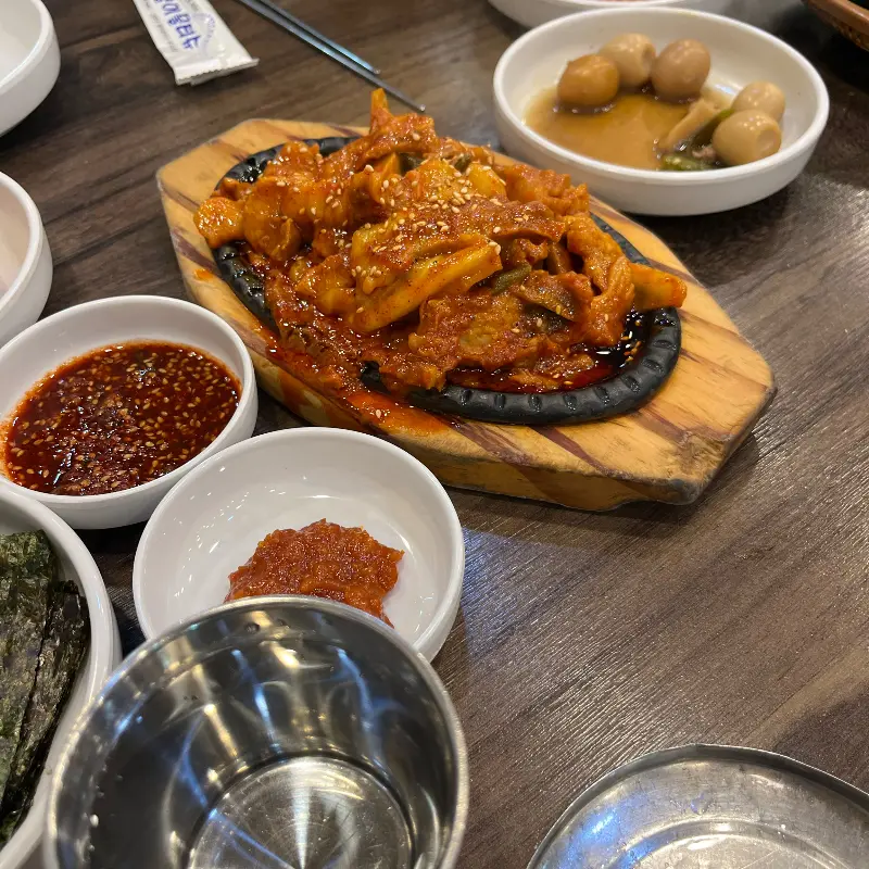 제육볶음 한 상 차림