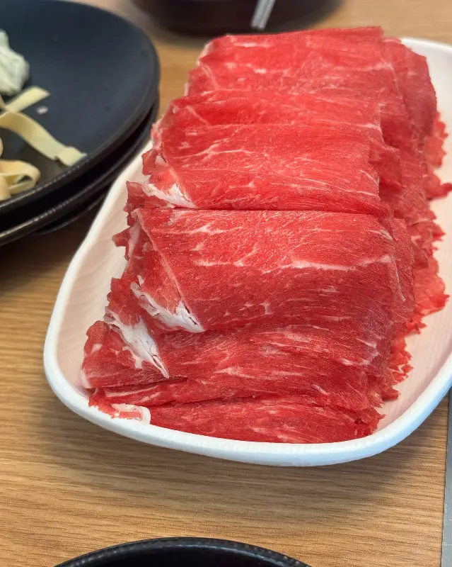 월남쌈을 만들어 먹는 모습