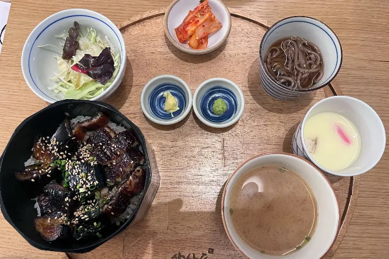 한상 가득 차려진 장어덮밥 정식