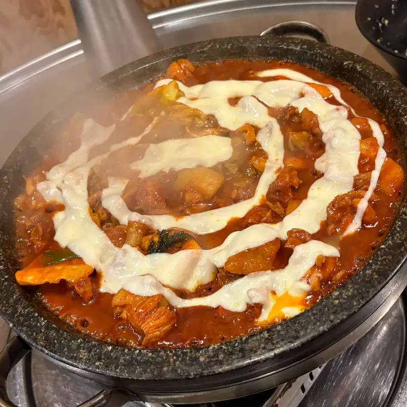 치즈 듬뿍 돌판 닭갈비