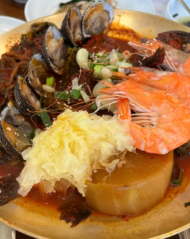 싱싱한 해산물이 가득한 우럭조림