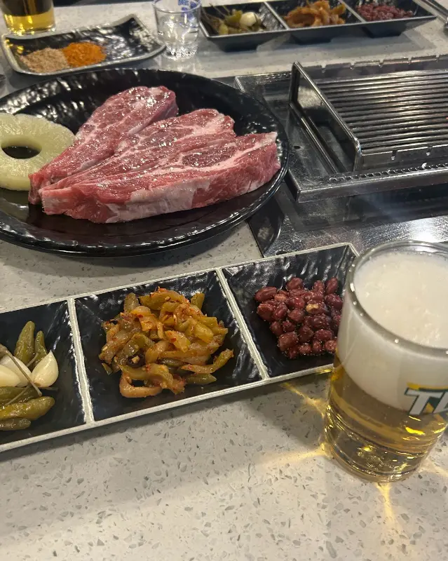 양갈비와 곁들임 찬, 시원한 맥주의 조화