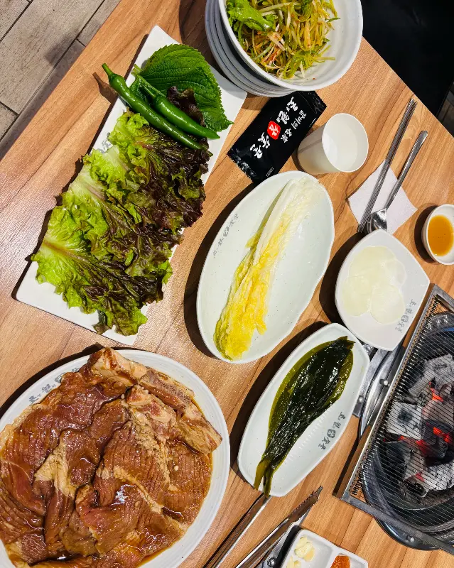 매장이 넓고 테이블 간 간격도 넓어서 편안하게 식사할 수 있었어요.