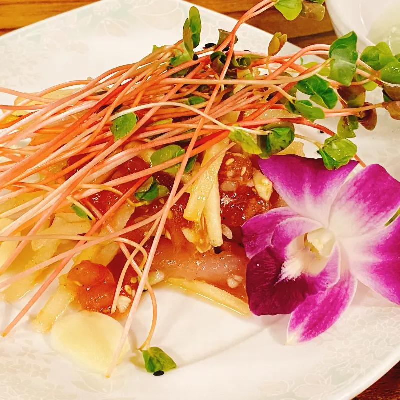 싱싱한 채소가 곁들여진 꿩 요리