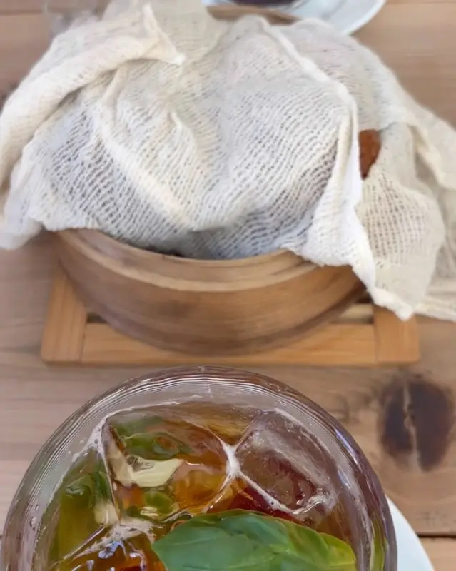 스팀 식빵과 포도 바질 다즐링 티