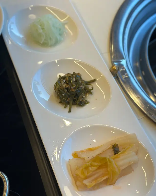 정갈하게 담겨 나온 밑반찬