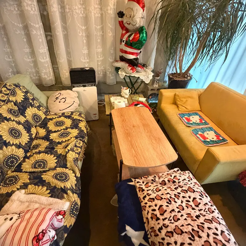 소파와 테이블이 놓인 아늑한 공간