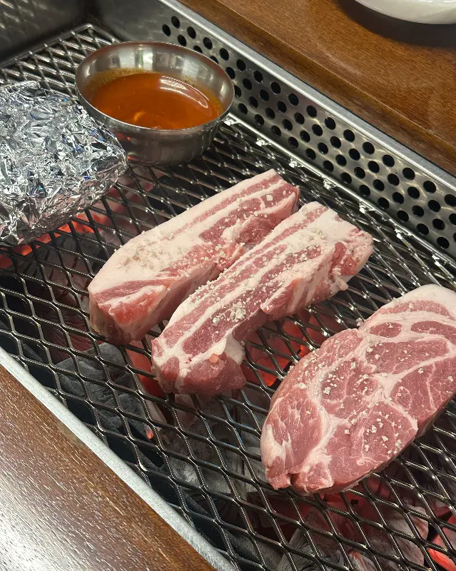 숯불 위에서 익어가는 흑돼지 삼겹살