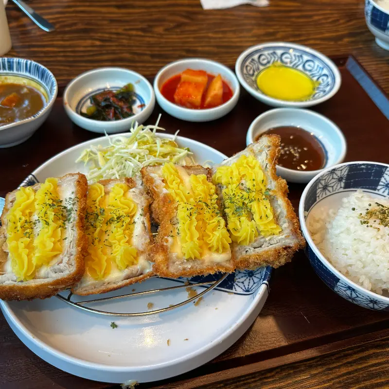 특제 소스가 얹어진 돈까스와 밥, 샐러드, 깍두기의 조화