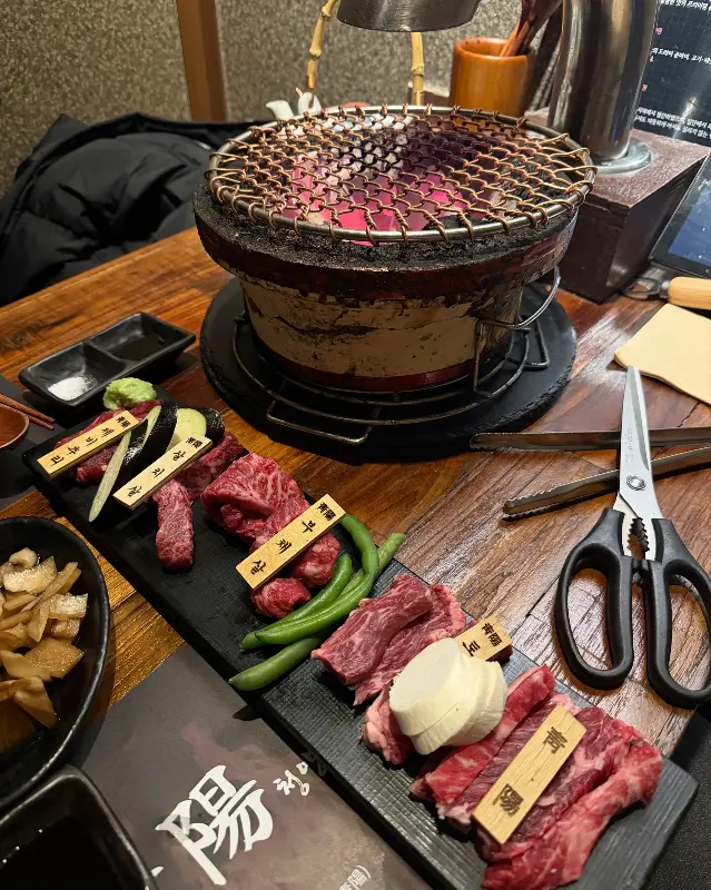 숯불 위에서 익어가는 고기