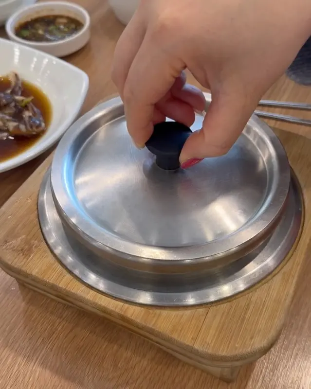 솥밥 뚜껑을 열기 직전의 모습
